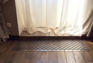Декоративная решетка в пол из толстого листа латуни с орнаментом Кольца с отделкой под стареную бронзу